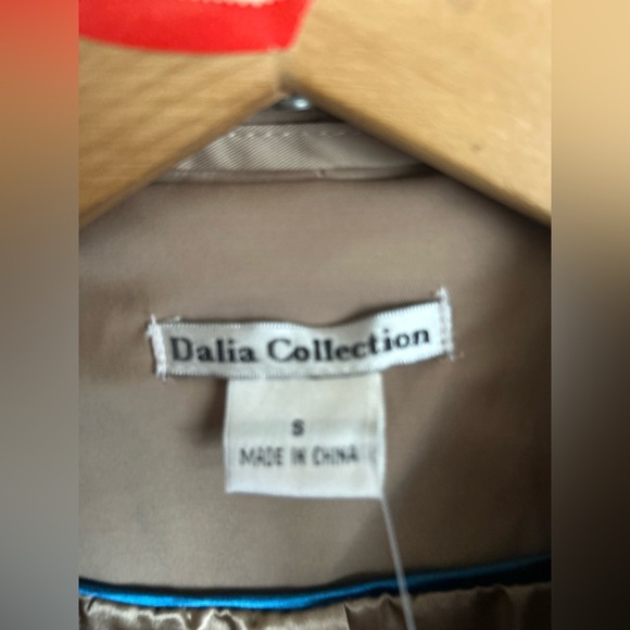 Dalia short trench with ruffled placket - Picture 4 of 11